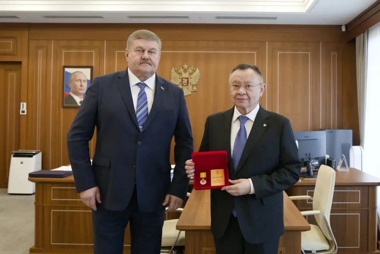 Министр строительства и ЖКХ РФ Ирек Файзуллин провел рабочую встречу с Главой администрации города Байконур Константином Бусыгиным Министр строительства и ЖКХ РФ Ирек Файзуллин провел рабочую встречу с Главой администрации города Байконур Константином Бусыгиным