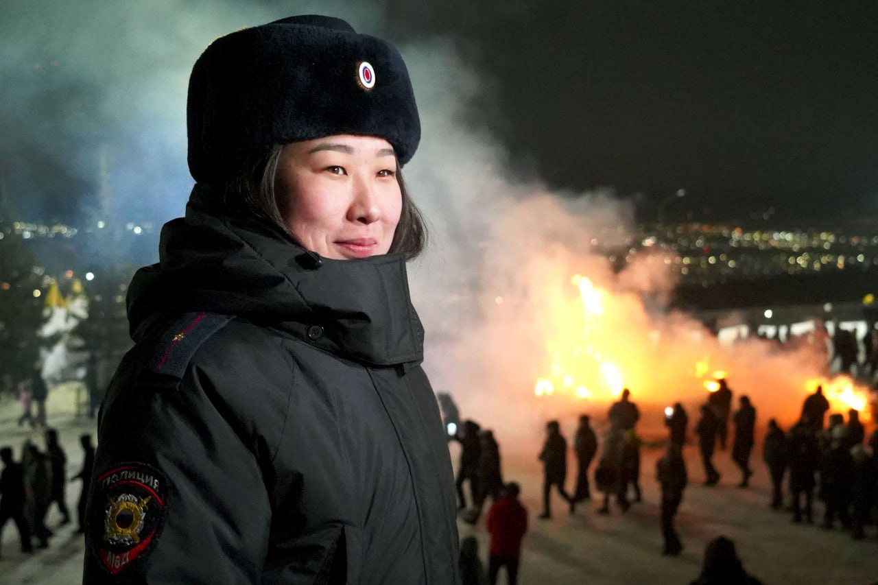 ФОТОФАКТ: Полицейские в Бурятии несут службу по охране общественного порядка в местах проведения мероприятий, посвященных празднику Сагаалгану ФОТОФАКТ: Полицейские в Бурятии несут службу по охране общественного порядка в местах проведения мероприятий, посвященных празднику Сагаалгану