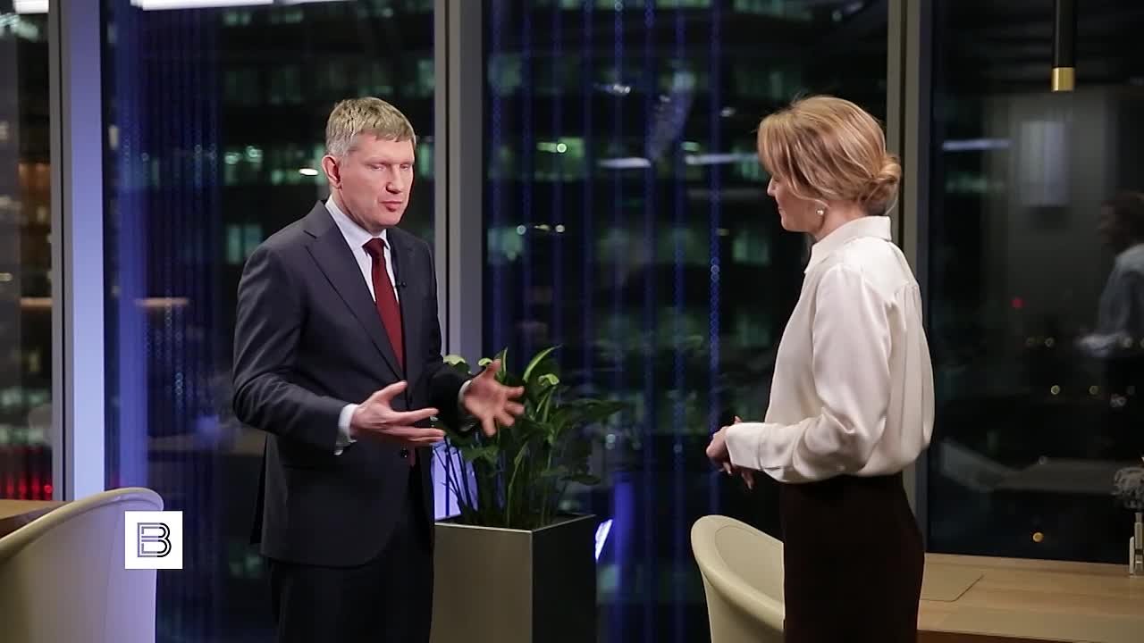 Цифровизация сократит масштаб работы МФЦ, но их услуги все равно будут актуальны, заявил в интервью ИС "Вести" министр экономического развития РФ Максим Решетников