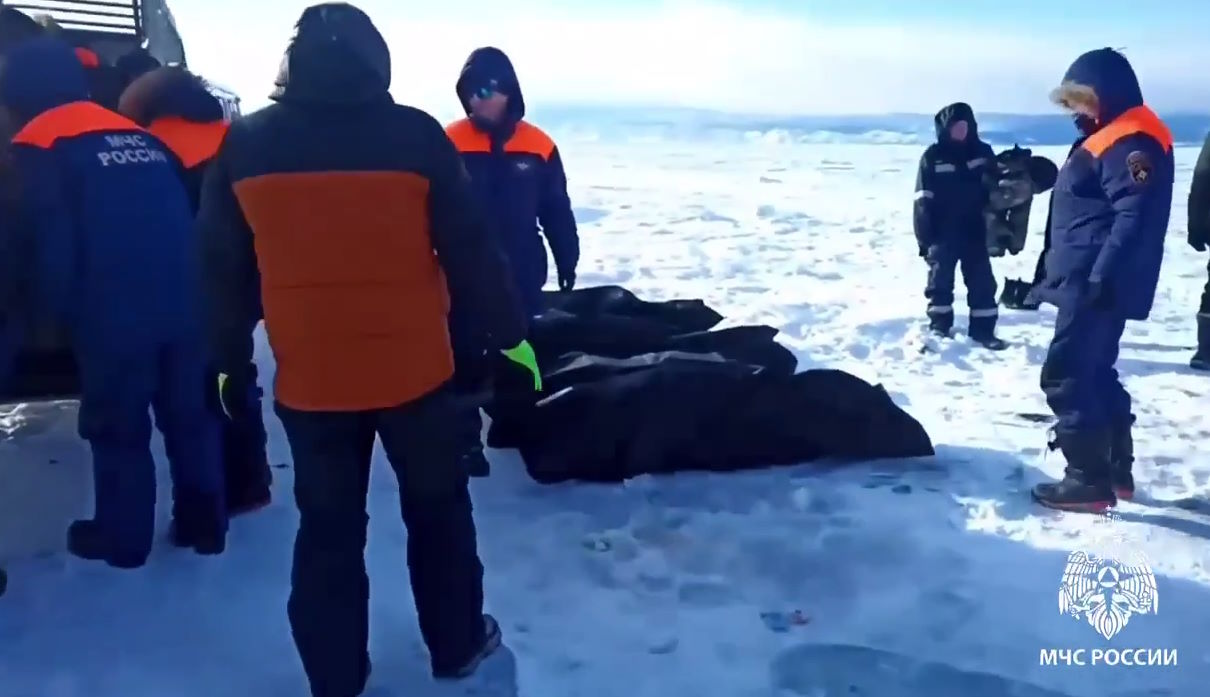Со дна Байкала подняли тела погибших туристов из Китая и водителя