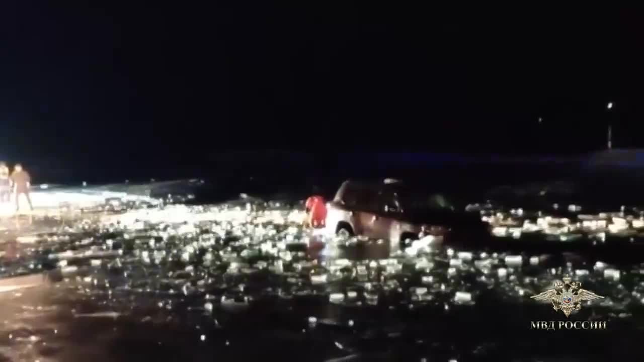 Женщину с ребенком спасли из провалившегося под лед внедорожника на Байкале