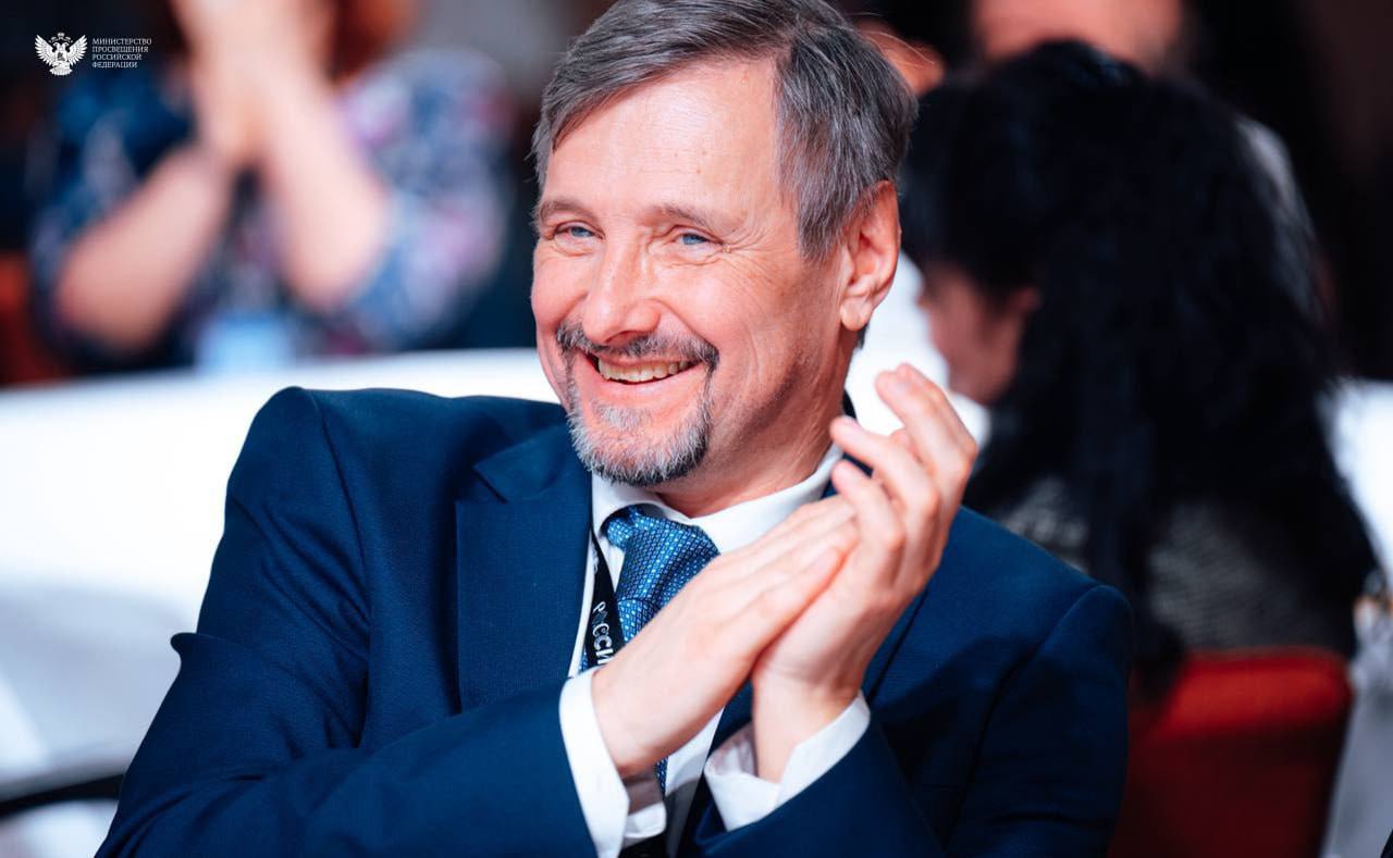 В Национальном центре «Россия» наградили лучших гидов и юных экскурсоводов В Национальном центре «Россия» наградили лучших гидов и юных экскурсоводов