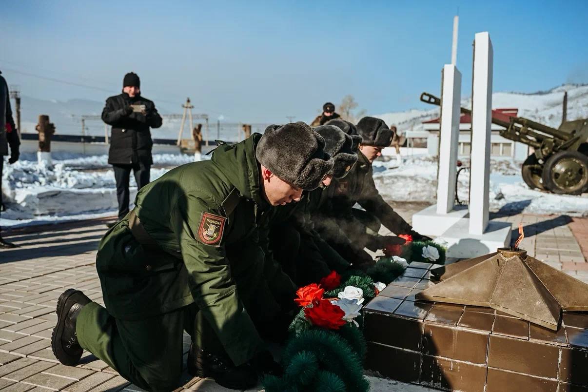 Алексей Цыденов: Сегодня уже по традиции поздравил с Днем защитника Отечества танкистов Бурятского гарнизона. Перед торжественным собранием в военной части на станции Дивизионной возложили гирлянду и цветы к мемориалу... Алексей Цыденов: Сегодня уже по традиции поздравил с Днем защитника Отечества танкистов Бурятского гарнизона. Перед торжественным собранием в военной части на станции Дивизионной возложили гирлянду и цветы к мемориалу...