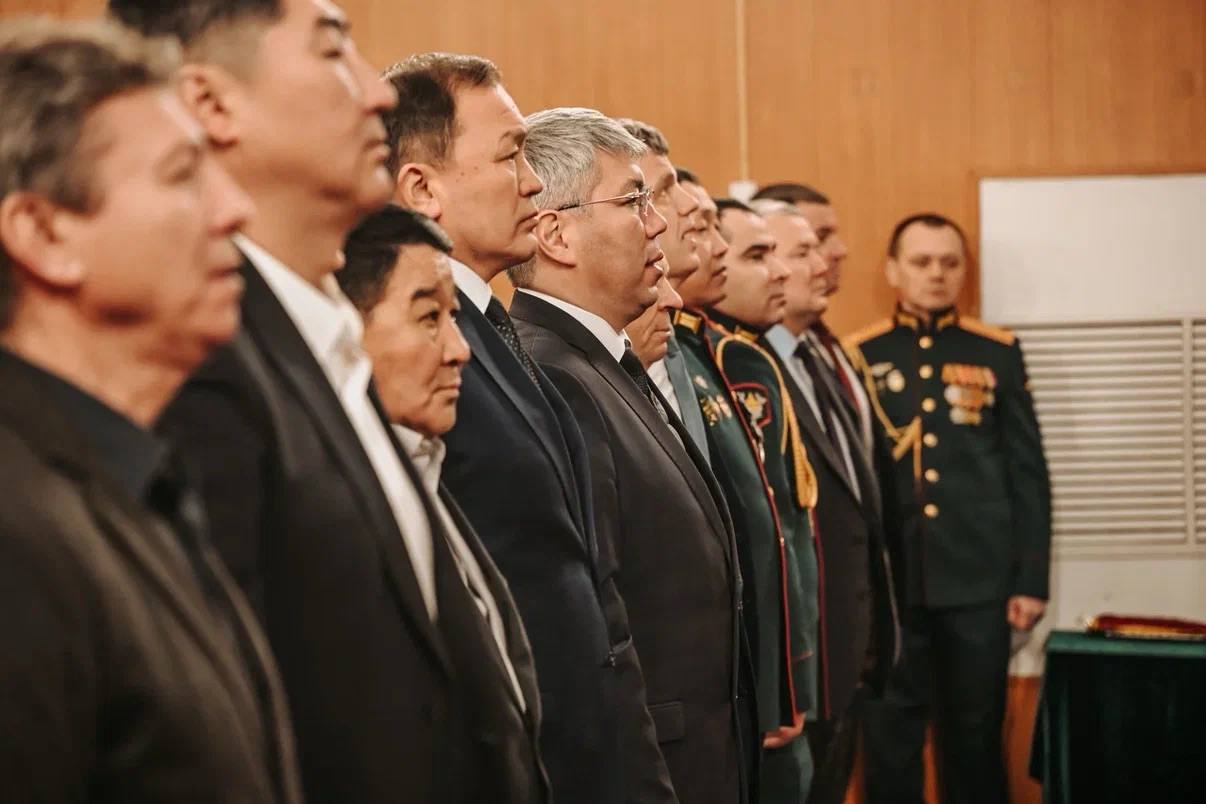 Алексей Цыденов: Сегодня уже по традиции поздравил с Днем защитника Отечества танкистов Бурятского гарнизона. Перед торжественным собранием в военной части на станции Дивизионной возложили гирлянду и цветы к мемориалу... Алексей Цыденов: Сегодня уже по традиции поздравил с Днем защитника Отечества танкистов Бурятского гарнизона. Перед торжественным собранием в военной части на станции Дивизионной возложили гирлянду и цветы к мемориалу...