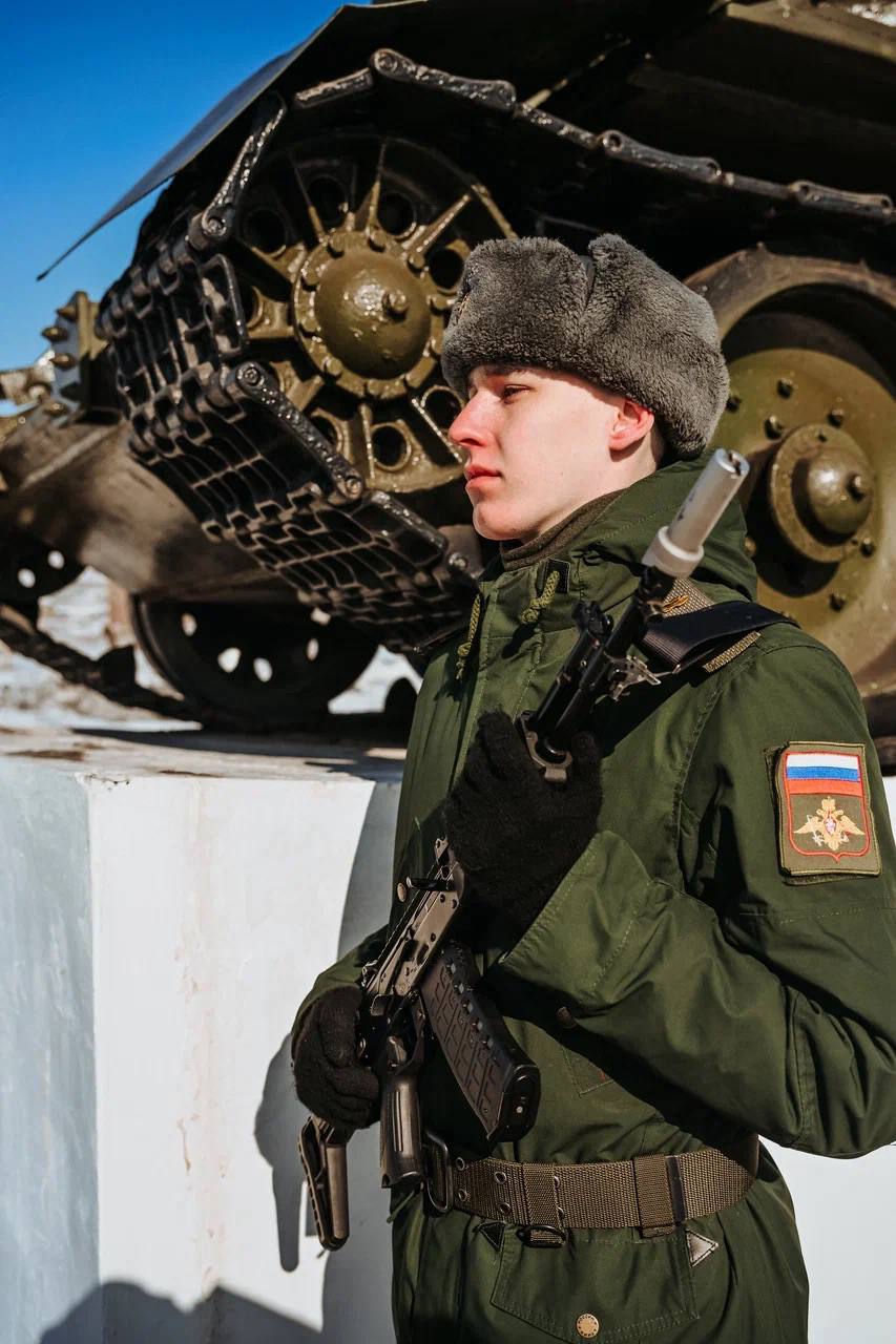 Алексей Цыденов: Сегодня уже по традиции поздравил с Днем защитника Отечества танкистов Бурятского гарнизона. Перед торжественным собранием в военной части на станции Дивизионной возложили гирлянду и цветы к мемориалу... Алексей Цыденов: Сегодня уже по традиции поздравил с Днем защитника Отечества танкистов Бурятского гарнизона. Перед торжественным собранием в военной части на станции Дивизионной возложили гирлянду и цветы к мемориалу...