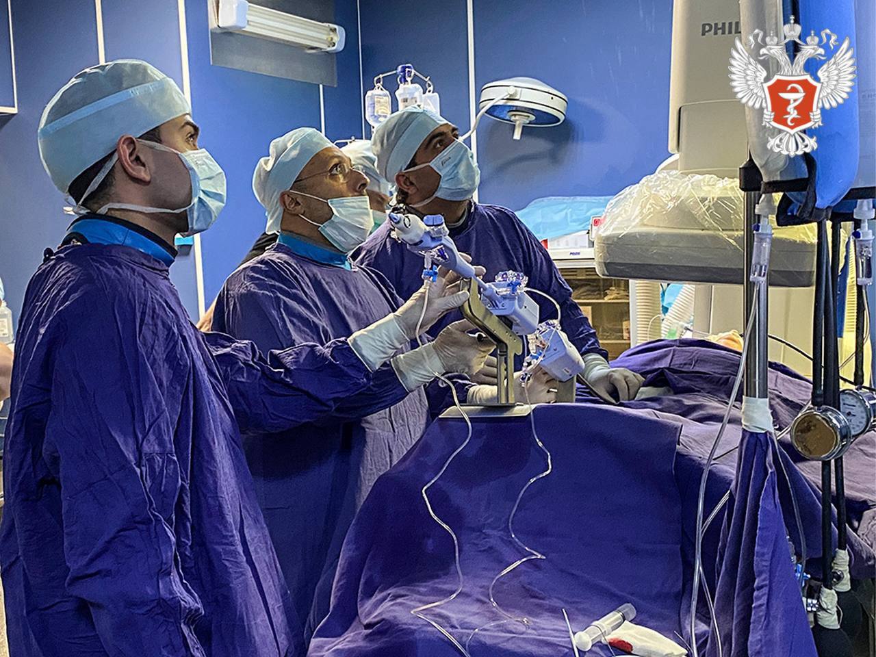 Специалисты федерального центра Минздрава России впервые установили клапан лёгочной артерии через вену на шее