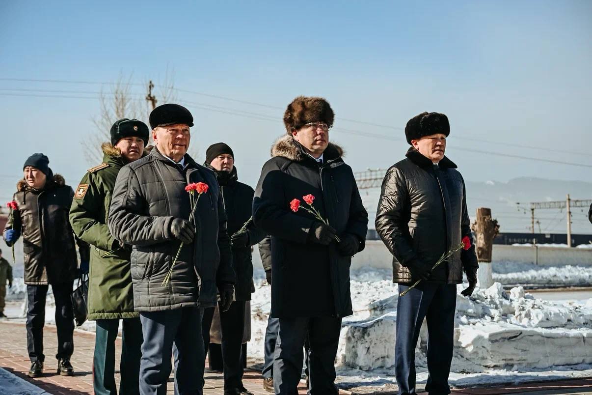 Алексей Цыденов: Сегодня уже по традиции поздравил с Днем защитника Отечества танкистов Бурятского гарнизона. Перед торжественным собранием в военной части на станции Дивизионной возложили гирлянду и цветы к мемориалу... Алексей Цыденов: Сегодня уже по традиции поздравил с Днем защитника Отечества танкистов Бурятского гарнизона. Перед торжественным собранием в военной части на станции Дивизионной возложили гирлянду и цветы к мемориалу...