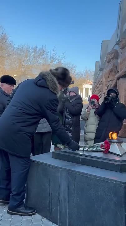 Цветы возложили к Вечному огню в Улан-Удэ в память о героях