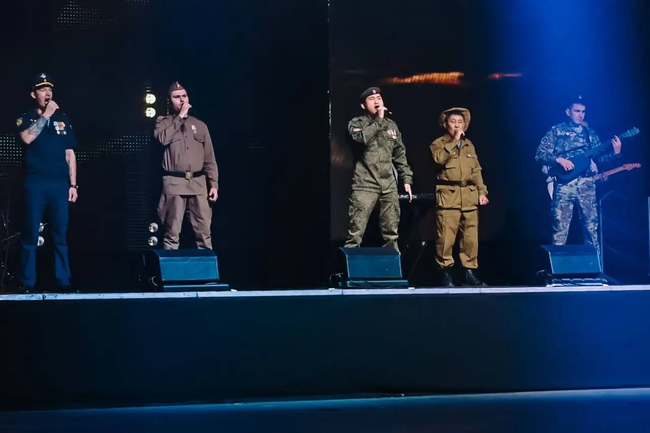 Алексей Цыденов: Артисты Бурятии поздравили вчера защитников Отечества своими яркими выступлениями на торжественном собрании в ФСК Улан-Удэ Алексей Цыденов: Артисты Бурятии поздравили вчера защитников Отечества своими яркими выступлениями на торжественном собрании в ФСК Улан-Удэ