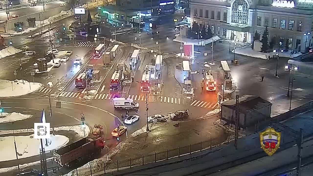 МВД Москвы показало кадры взрыва машины ГАИ около Савеловского вокзала, в результате которого погиб сотрудник правоохранительных органов
