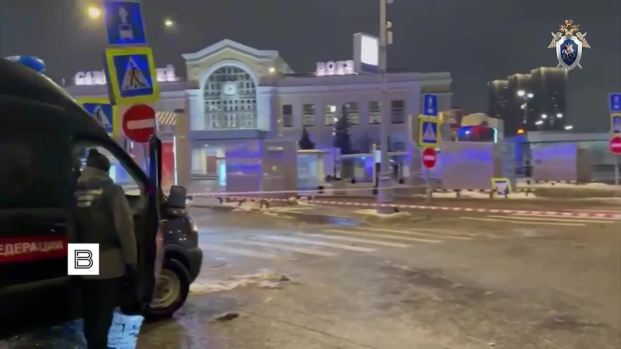 СК показал кадры с места взрыва возле машины ГАИ у Савеловского вокзала в Москве, в результате которого погиб сотрудник ДПС и еще двое полицейских пострадали