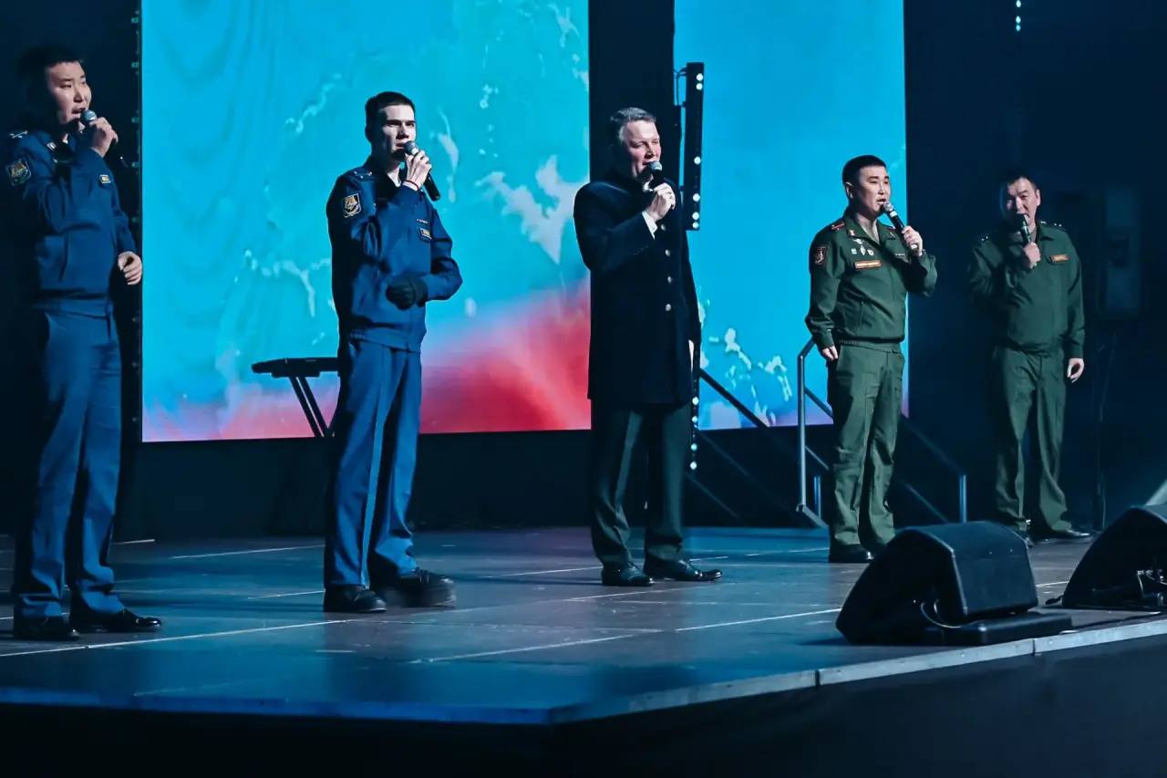 Алексей Цыденов: Артисты Бурятии поздравили вчера защитников Отечества своими яркими выступлениями на торжественном собрании в ФСК Улан-Удэ Алексей Цыденов: Артисты Бурятии поздравили вчера защитников Отечества своими яркими выступлениями на торжественном собрании в ФСК Улан-Удэ