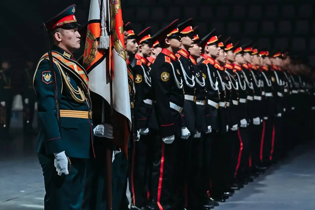 Алексей Цыденов: Артисты Бурятии поздравили вчера защитников Отечества своими яркими выступлениями на торжественном собрании в ФСК Улан-Удэ