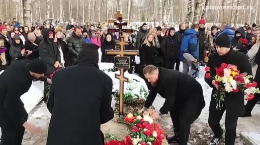 В Петербурге на Смоленском кладбище похоронили солиста группы Shortparis Николая Комягина