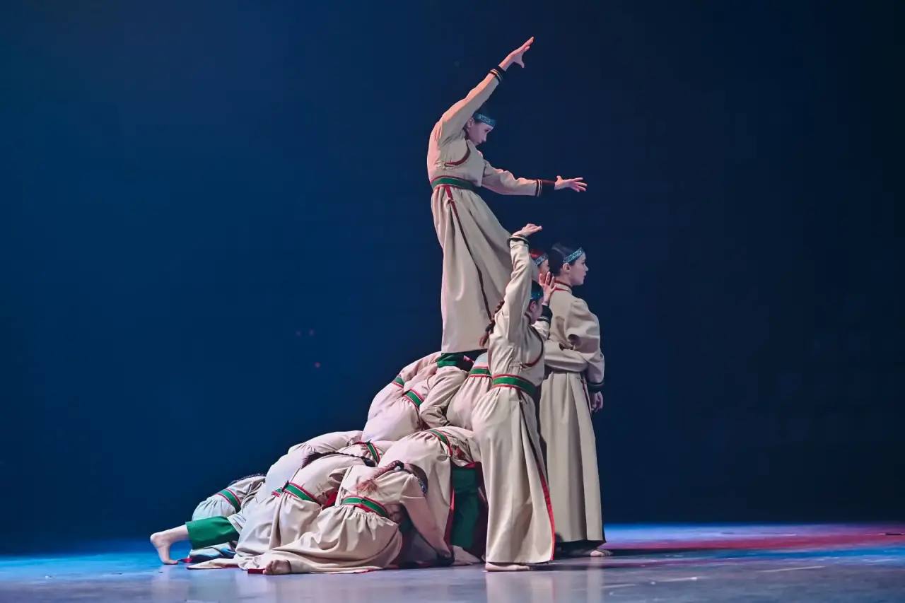 Алексей Цыденов: Артисты Бурятии поздравили вчера защитников Отечества своими яркими выступлениями на торжественном собрании в ФСК Улан-Удэ Алексей Цыденов: Артисты Бурятии поздравили вчера защитников Отечества своими яркими выступлениями на торжественном собрании в ФСК Улан-Удэ