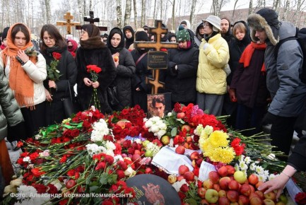 «Гроб вынесли под громкие аплодисменты и крики "Спасибо, Коля!". Цветов оказалось так много, что их пришлось загружать в отдельную машину. Потом все переместились на Смоленское кладбище. Путь до могилы толпа прошла вслед за...