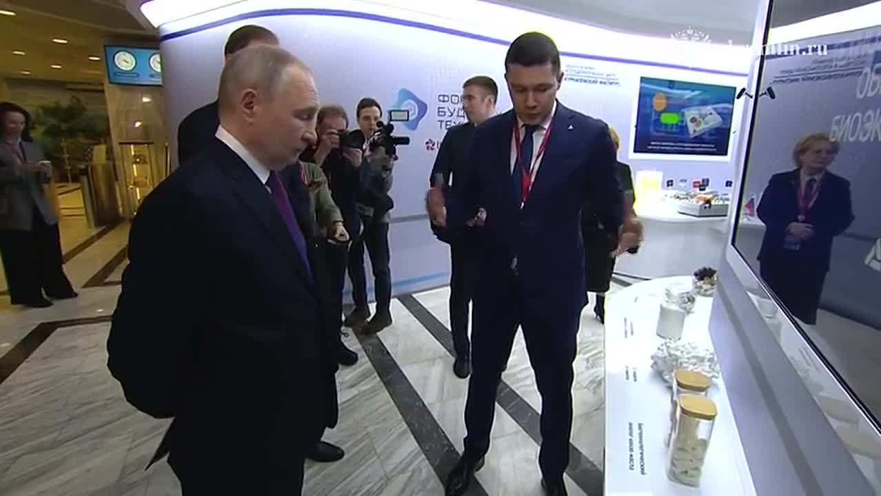 Путин осмотрел выставку передовых разработок и инновационных решений