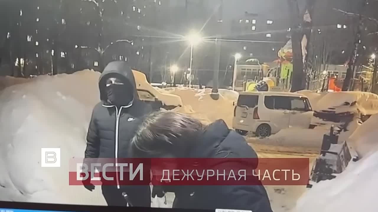 Мужчина зарезал бывшую девушку на юге Москвы и скрылся за рубежом, его заочно арестовали, сообщает СК