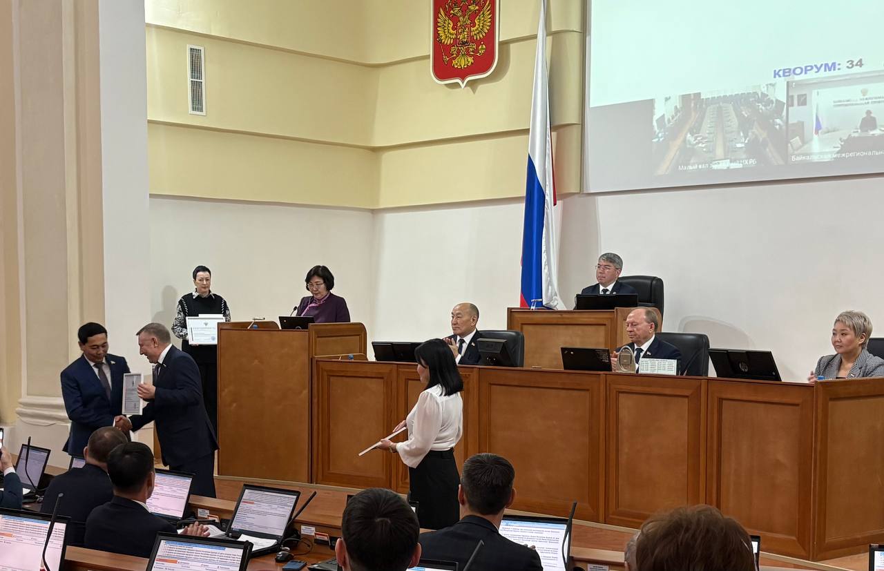 От имени председателя Совета Федерации Валентины Матвиенко сенатор передал благодарности депутатам НХ РБ: Геннадию Доржиеву, Виталию Лыгденову, Сергею Пашинскому