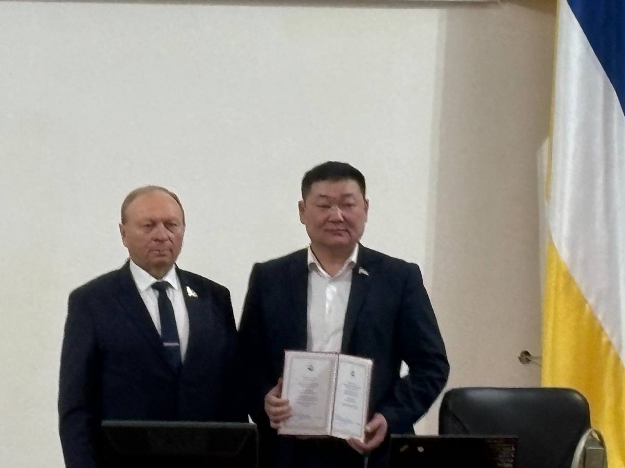 От имени председателя Совета Федерации Валентины Матвиенко сенатор передал благодарности депутатам НХ РБ: Геннадию Доржиеву, Виталию Лыгденову, Сергею Пашинскому От имени председателя Совета Федерации Валентины Матвиенко сенатор передал благодарности депутатам НХ РБ: Геннадию Доржиеву, Виталию Лыгденову, Сергею Пашинскому