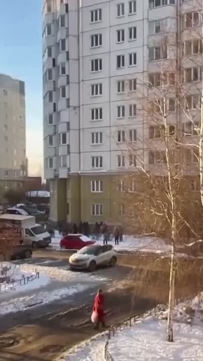 Двухлетний ребенок выпал из окна квартиры в Санкт-Петербурге накануне, его госпитализировали, сообщает Следком