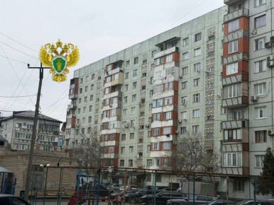 13-летний подросток, поскользнувшись, выпал из окна девятого этажа в Махачкале, сообщили в местной прокуратуре