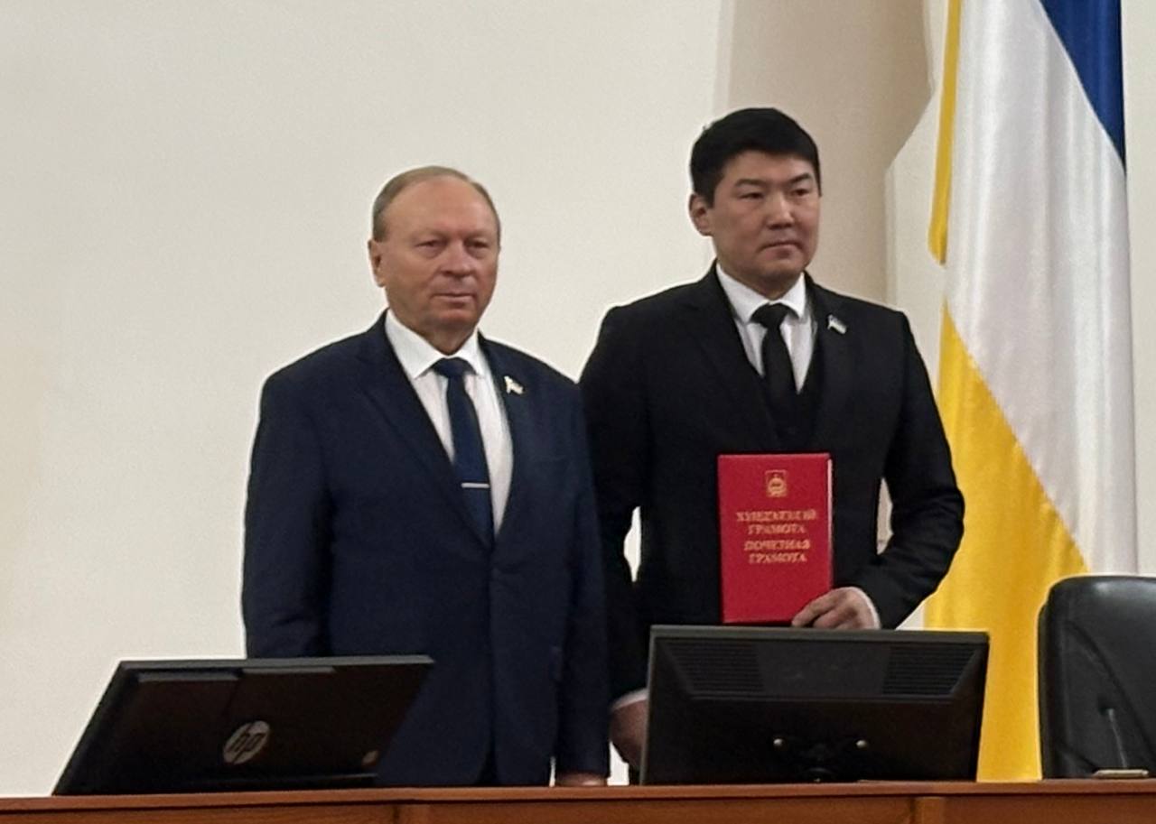 От имени председателя Совета Федерации Валентины Матвиенко сенатор передал благодарности депутатам НХ РБ: Геннадию Доржиеву, Виталию Лыгденову, Сергею Пашинскому От имени председателя Совета Федерации Валентины Матвиенко сенатор передал благодарности депутатам НХ РБ: Геннадию Доржиеву, Виталию Лыгденову, Сергею Пашинскому