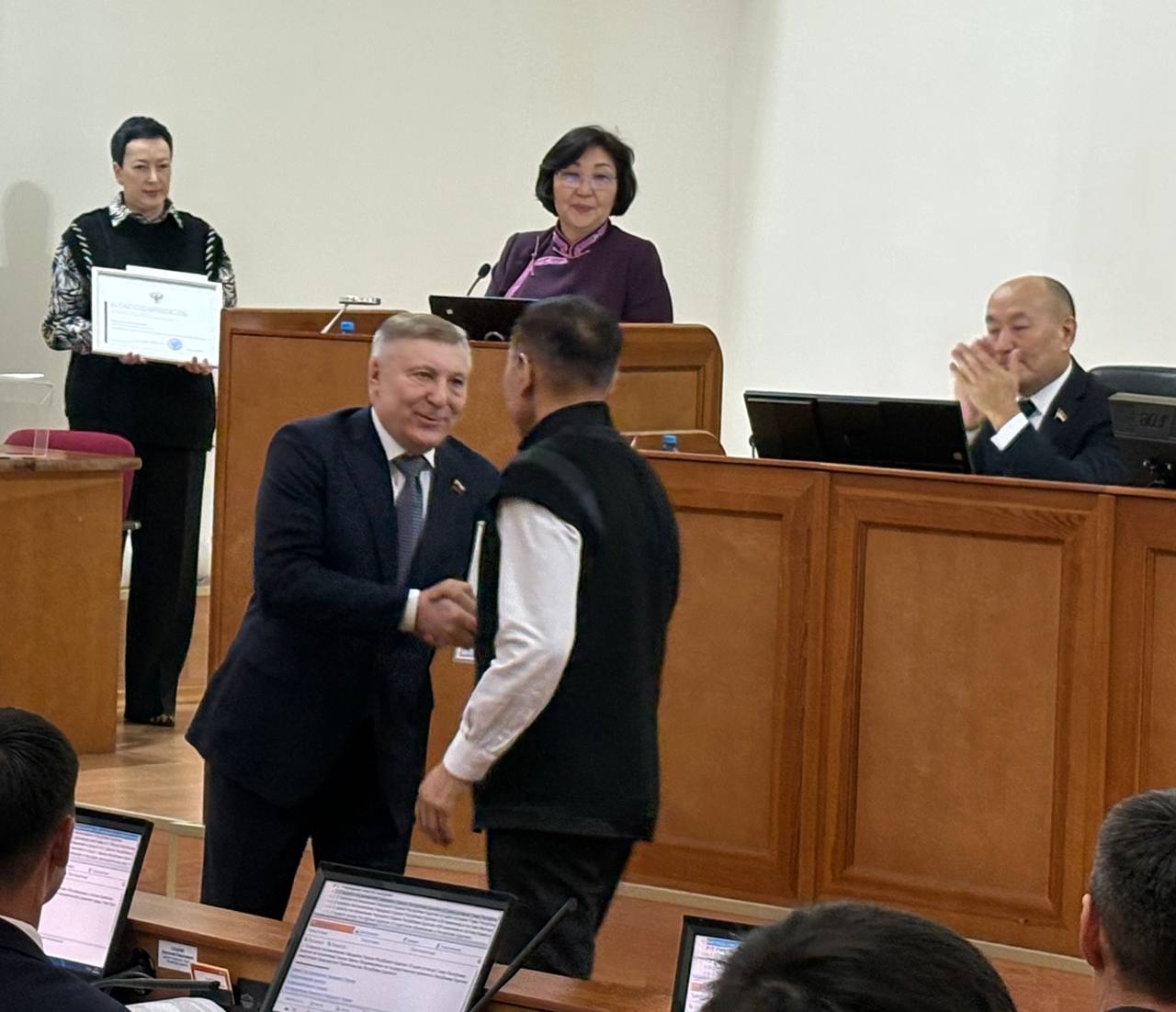 От имени председателя Совета Федерации Валентины Матвиенко сенатор передал благодарности депутатам НХ РБ: Геннадию Доржиеву, Виталию Лыгденову, Сергею Пашинскому От имени председателя Совета Федерации Валентины Матвиенко сенатор передал благодарности депутатам НХ РБ: Геннадию Доржиеву, Виталию Лыгденову, Сергею Пашинскому