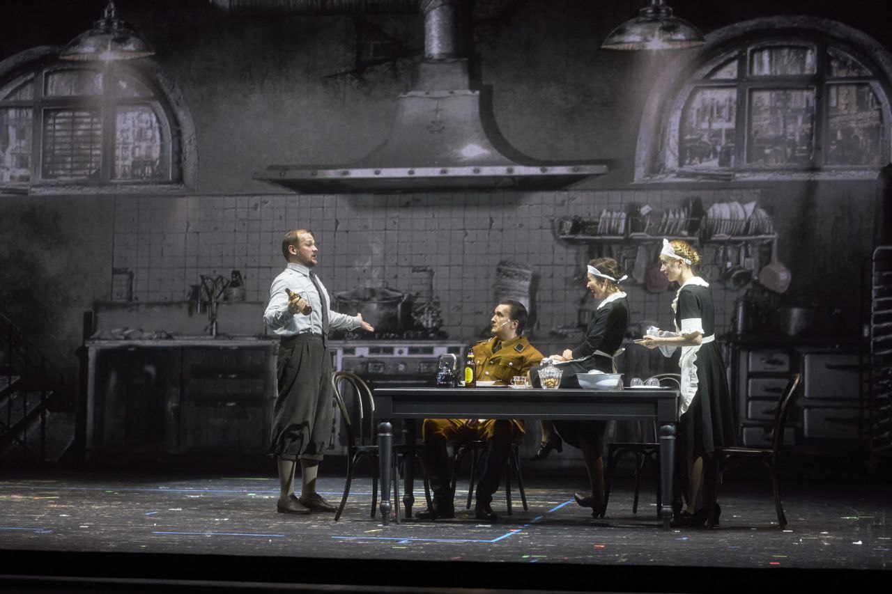 Никита Михалков: Дорогие друзья!. 17, 18 марта и 18, 19 апреля «Мастерская "12"» представит спектакль «Перед рассветом» на сцене нашего театра на Поварской улице Никита Михалков: Дорогие друзья!. 17, 18 марта и 18, 19 апреля «Мастерская "12"» представит спектакль «Перед рассветом» на сцене нашего театра на Поварской улице