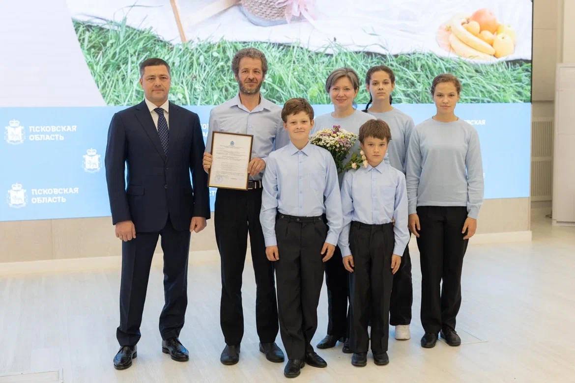 В Псковской области губернатор Михаил Ведерников сделал то, о чем уже давно просят большинство многодетных семей — расширил функционал использования жилищных сертификатов В Псковской области губернатор Михаил Ведерников сделал то, о чем уже давно просят большинство многодетных семей — расширил функционал использования жилищных сертификатов