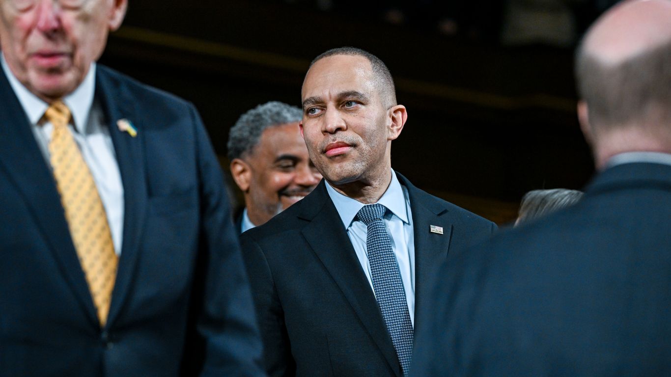 Малек Дудаков: Хаос в Конгрессе. В один день с выступлением Хиллари Клинтон, которую заставляют давать показания по делу Эпштейна, демократы объявили о готовности принять резолюцию с ограничением военных полномочий Трампа в...