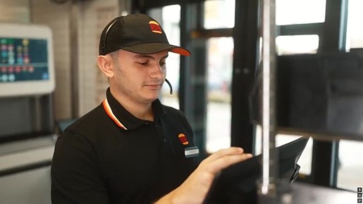 Burger King подключил ИИ к гарнитурам сотрудников для оценки общения с клиентам