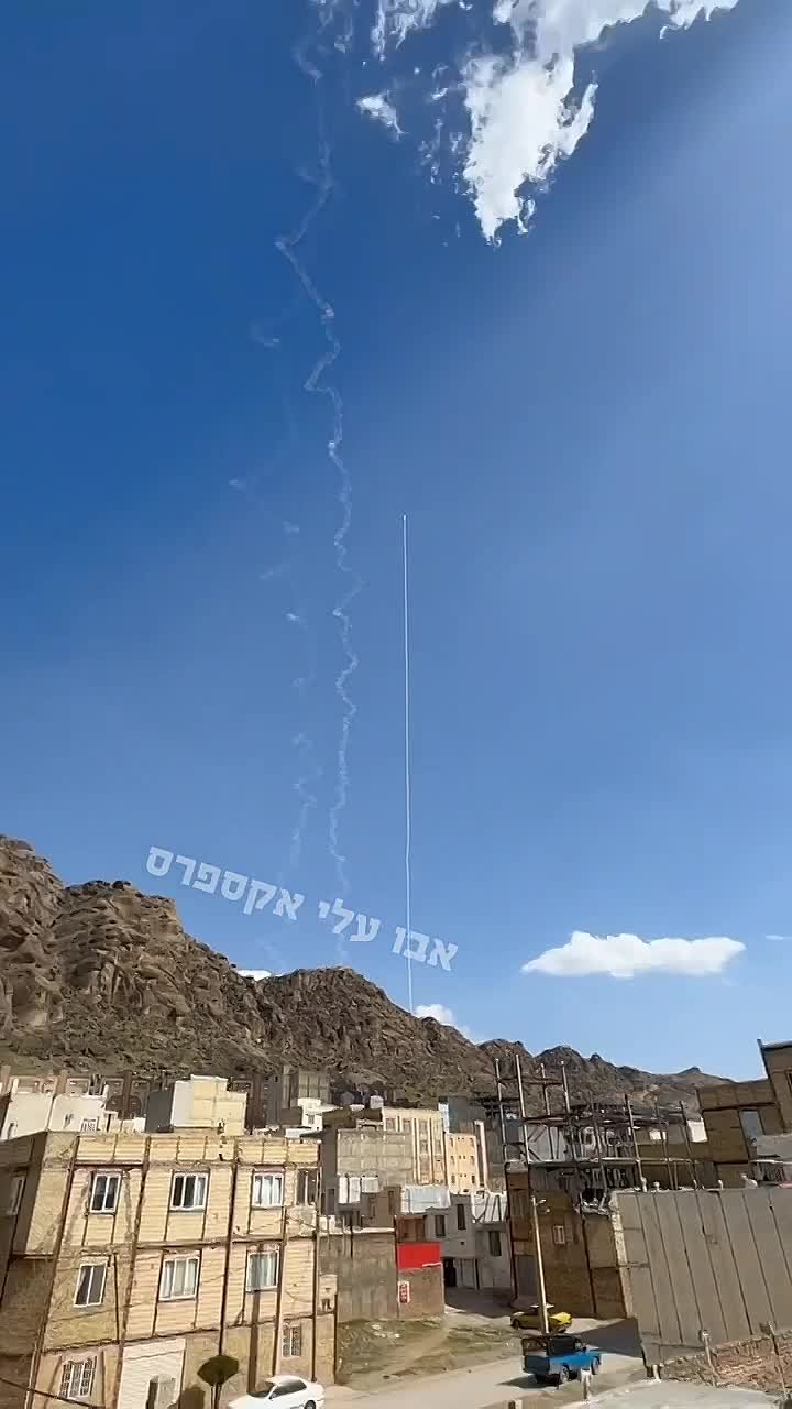 В результате атаки на город Минаб была разрушена школа, десятки учеников находятся под завалами, сообщает ISNA