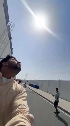 В Сети распространяются кадры падения обломков сбитой ракеты на людей в Катаре, подлинность видео не подтверждена