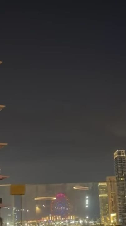 Прилеты иранских ракет, взрывы и пожары: очевидцы публикуют в Сети новые кадры из Дубая