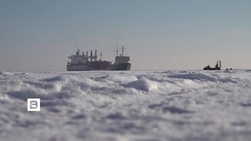 Атомоход "Сибирь" прокладывает дорогу кораблям по замерзшему Финскому заливу