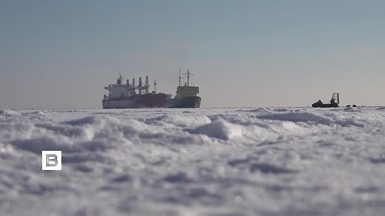 Атомоход "Сибирь" прокладывает дорогу кораблям по замерзшему Финскому заливу