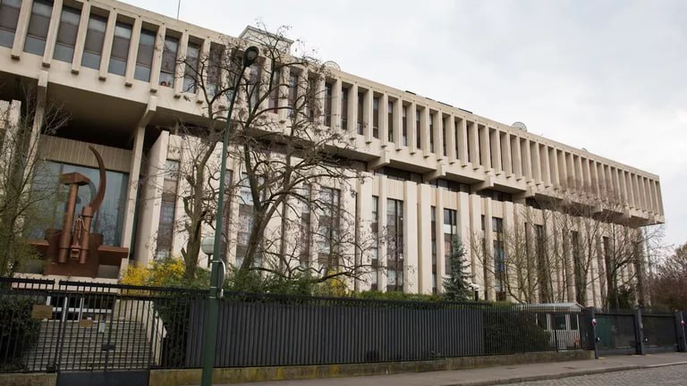 Посольство в Париже осудило требование блокировки сайтов российских СМИ