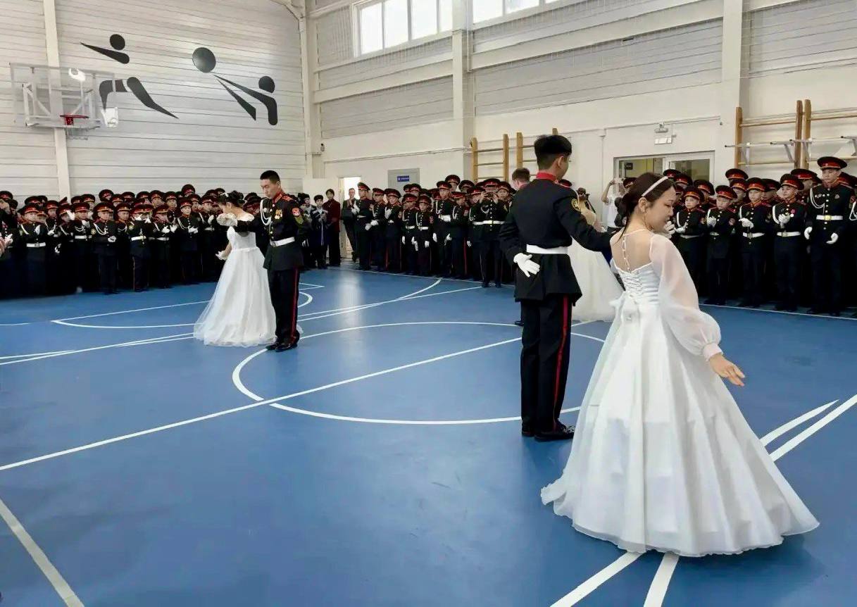 Депутаты Народного Хурала Республики Бурятия Вячеслав Дондоков и Жамбал-Жамсо Жанаев поздравили воспитанников Республиканской кадетской школы с Днем кадета России Депутаты Народного Хурала Республики Бурятия Вячеслав Дондоков и Жамбал-Жамсо Жанаев поздравили воспитанников Республиканской кадетской школы с Днем кадета России