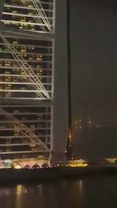 Иранские СМИ публикуют видео пожара в одном из символов Дубая - отеле "Бурдж-эль-Араб", также известном как "Парус"