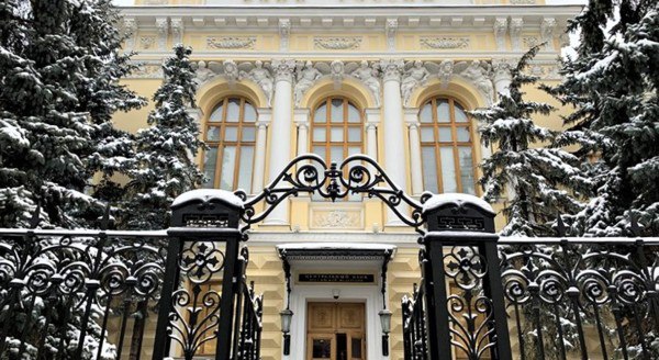 Центробанк тормозит снижение ставки из-за риска разгона инфляции новым бюджетом