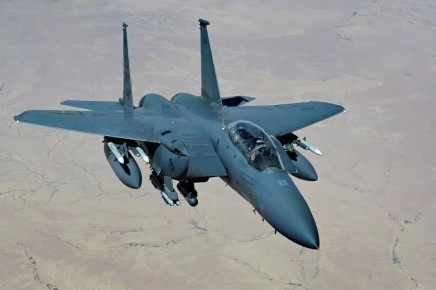 Несколько американских истребителей разбились в Кувейте, сообщили в Минобороны страны