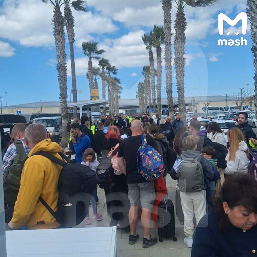 Из аэропорта Пафоса эвакуируют людей