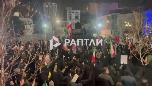 Этой ночью по всему Ирану тысячи людей вышли на улицы, чтобы оплакать мученическую кончину верховного лидера исламской республики Али Хаменеи