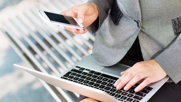 Россиянок предупредили о мошенничестве с билетами в театр на 8 Марта