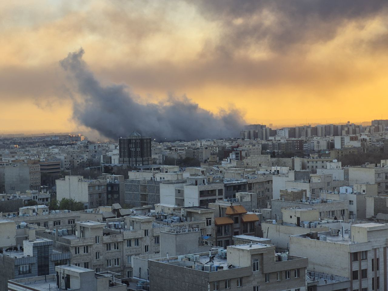 Американо-израильская коалиция в течение сегодняшнего дня беспрепятственно продолжает ровнять с землей то, что считает своими законными целями в Иране: базы КСИР и "басиджей" (гражданских помощников аятолл), военные объекты... Американо-израильская коалиция в течение сегодняшнего дня беспрепятственно продолжает ровнять с землей то, что считает своими законными целями в Иране: базы КСИР и "басиджей" (гражданских помощников аятолл), военные объекты...