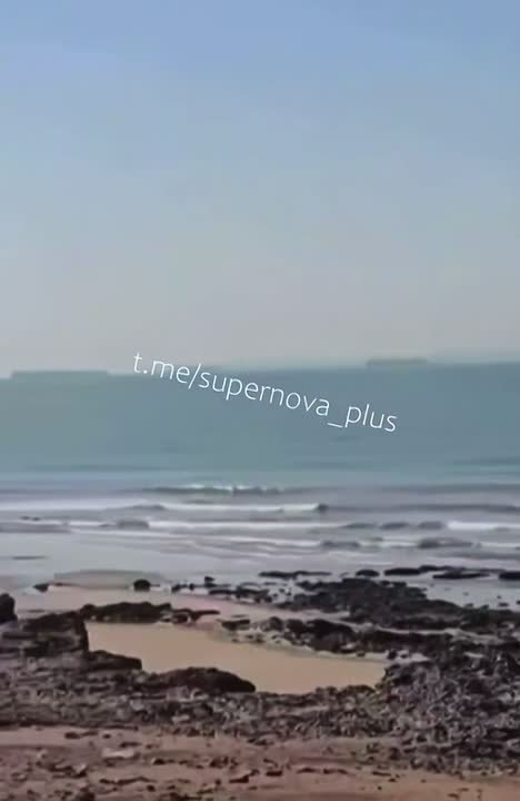 Ормузский пролив в эти минуты: десятки танкеров стоят на якорях, опасаясь прохода