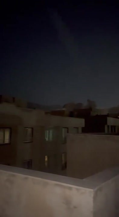 Американо-израильская коалиция в течение сегодняшнего дня беспрепятственно продолжает ровнять с землей то, что считает своими законными целями в Иране: базы КСИР и "басиджей" (гражданских помощников аятолл), военные объекты...