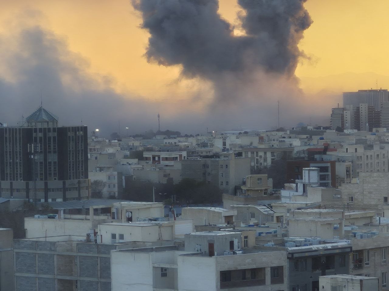 Американо-израильская коалиция в течение сегодняшнего дня беспрепятственно продолжает ровнять с землей то, что считает своими законными целями в Иране: базы КСИР и "басиджей" (гражданских помощников аятолл), военные объекты... Американо-израильская коалиция в течение сегодняшнего дня беспрепятственно продолжает ровнять с землей то, что считает своими законными целями в Иране: базы КСИР и "басиджей" (гражданских помощников аятолл), военные объекты...