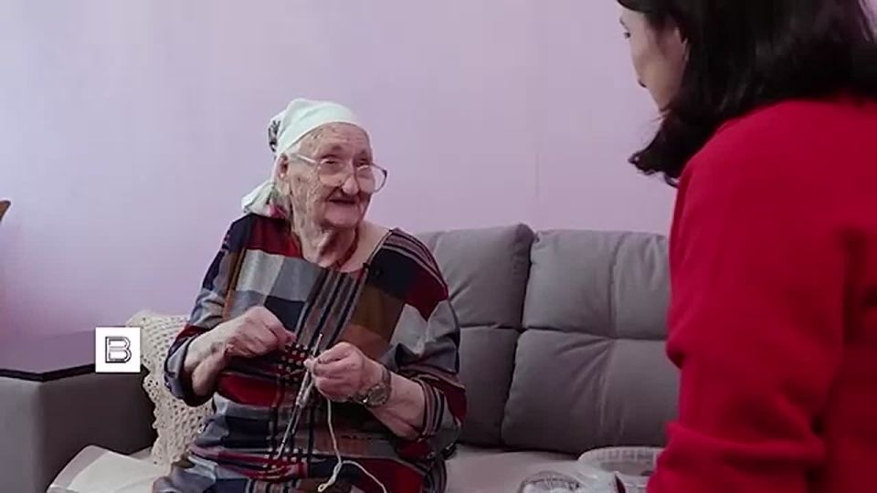 94-летняя Пелагея Иванова из Серебряных Прудов в Подмосковье вяжет теплые пуховые носки и отправляет их бойцам на передовую